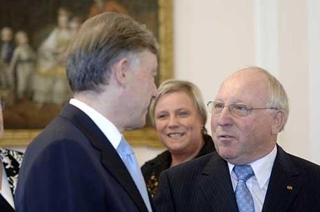 Der Bundespräsident und Uwe Seeler im Gespräch.