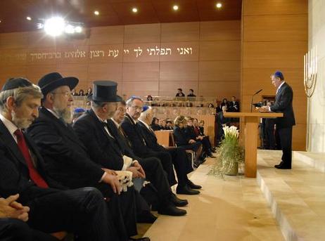 Der Bundespräsident am Rednerpult in der vollen Synagoge.