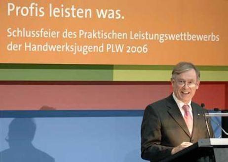 Bundespräsident Horst Köhler vor einer farbigen Wand mit der Aufschrift "Profis leisten was. Schlussfeier des Praktischen Leistungswettbewerbs der Handwerksjugend PLW 2006"