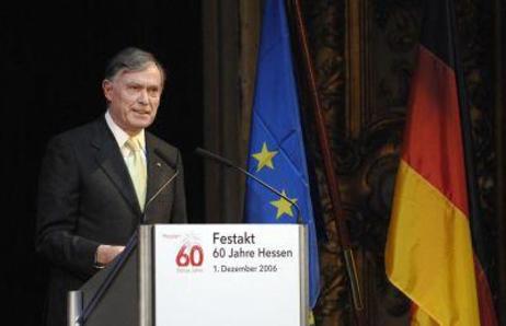 Bundespräsident Horst Köhler am Rednerpult mit der Aufschrift "Festakt 60 Jahre Hessen, 1. Dezember 2006", rechts die europäische und die deutsche Flagge