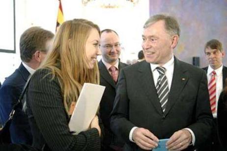 Bundespräsident Horst Köhler unterhält sich mit Jugendlichen