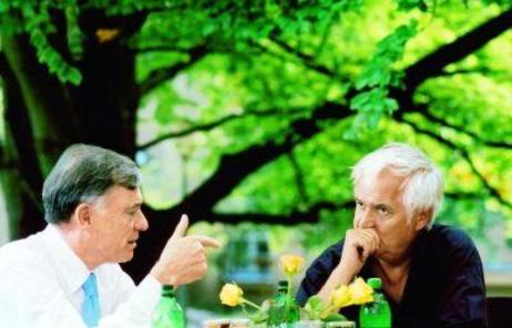 Bundespräsident Horst Köhler und Henning Mankell sitzen im Garten unter einem Baum