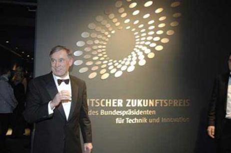 Bundespräsident Horst Köhler steht vor einer grauen Wand mit der Aufschrift "Deutscher Zukunftspreis - Preis des Bundespräsidenten für Technik und Innovation" 