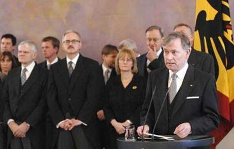 Bundespräsident Horst Köhler am Rednerpult; dahinter Gäste und rechts die Standarte