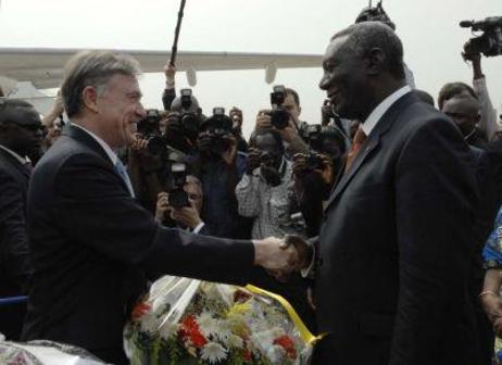 Der Bundespräsident und der ghanaische Präsident schütteln sich die Hände. Im Hintergrund: zahlreiche Fotografen.