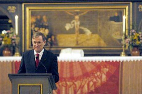 Bundespräsident Horst Köhler am Rednerpult vor einem Altar und einem Gemälde 