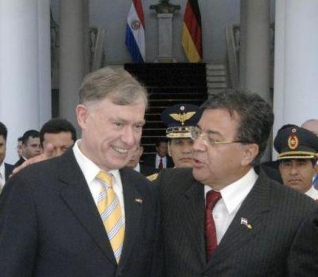 Bundespräsident Horst Köhler und Präsident Duarte stehen vor dem Palast und unterhalten sich, dahinter Soldaten in weißen Uniformen