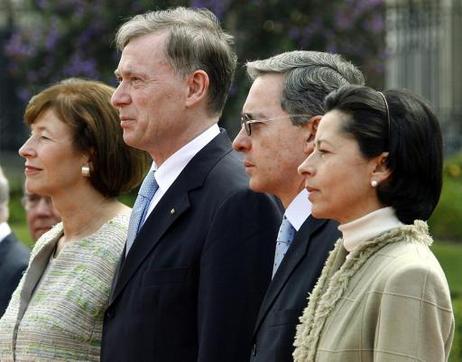 Der Bundespräsident, der kolumbianische Präsident, Frau Köhler und Moreno de Uribe nebeneinander.