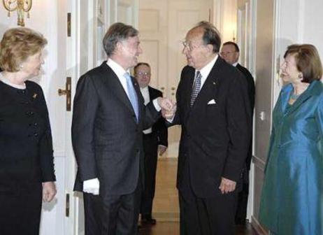 Bundespräsident Horst Köhler und Hans-Dietrich Genscher stehen sich gegenüber und geben sich die Hand. Daneben stehen ihre Frauen.