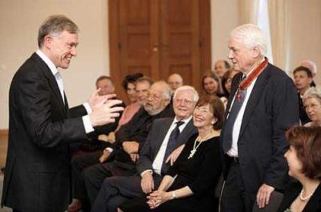 Bundespräsident Horst Köhler gibt Alexander Kluge - dieser mit Orden an einem roten Band um den Hals - in der ersten Reihe die Hand.