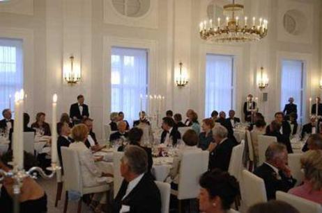 Blick in den Großen Saal mit runden Tischen und Gästen, der Bundespräsident steht am Rednerpult 