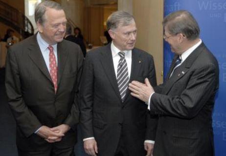 Bundespräsident Horst Köhler im Gespräch mit Dr. Arend Oetker und Professor Hermann Scholl