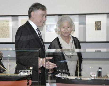 Frau Kempowski und der Bundespräsident stehen hinter einer Vitrine.