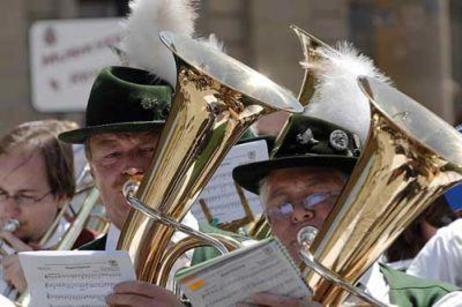 Zwei Musiker in bayerischer Tracht mit Blechblasinstrumenten und Hut mit Gamsbart