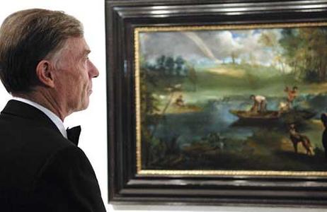 Der Bundespräsident betrachtet ein Gemälde.