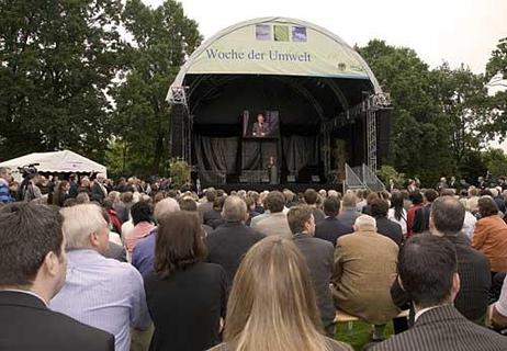 Der Bundespräsident auf der Bühne im Park von Schloss Bellevue