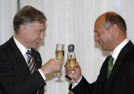 Bundespräsident Horst Köhler und Präsident Basescu prosten sich zu.