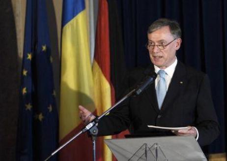 Bundespräsident Horst Köhler am Rednerpult, im Hintergrund Flaggen