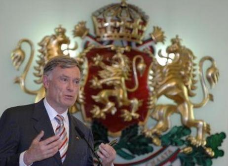 Bundespräsident Köhler vor einem Wappen