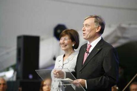 Bundespräsident Horst Köhler und Frau Köhler stehen auf der Bühne am Rednerpult