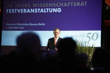 Bundespräsident Horst Köhler am Rednerpult, dahinter die Aufschrift "50 Jahre Wissenschaftsrat - Festveranstaltung"