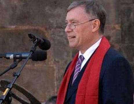 Bundespräsident Horst Köhler mit einem roten Schal am Mikrofon