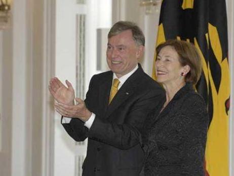 Bundespräsident Horst Köhler und Frau Köhler applaudieren