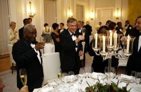 Bundespräsident Horst Köhler und Präsident Guebuza stehen am Tisch und prosten sich zu