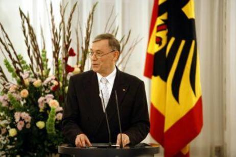 Bundespräsident Horst Köhler am Rednerpult vor einem großen Blumengesteck und der Standarte