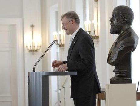 Bundespräsident Horst Köhler am Rednerpult neben einer Bronzebüste von Robert Koch