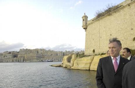 Bundespräsident Horst Köhler blickt vom Ufer auf die Stadt