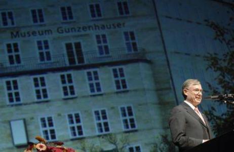 Bundespräsident Horst Köhler am Rednerpult, im Hintergrund ein Foto des Museums Gunzenhauser