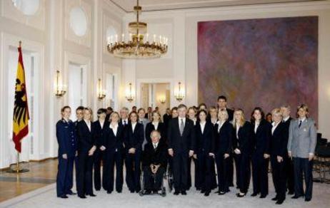 Bundespräsident Horst Köhler, die Spielerinnen und Innenminister Schäuble auf einem Gruppenbild