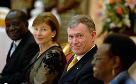 Bundespräsident Horst Köhler und Frau Köhler sitzen neben dem ugandischen Präsidentenpaar 