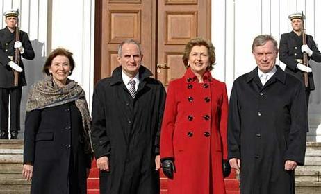 Die beiden Präsidentenpaare stehen vor Schloss Bellevue