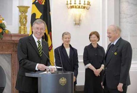 Der Bundespräsident steht am Rednerpult, daneben stehen Frau Köhler, Herr und Frau Marquard