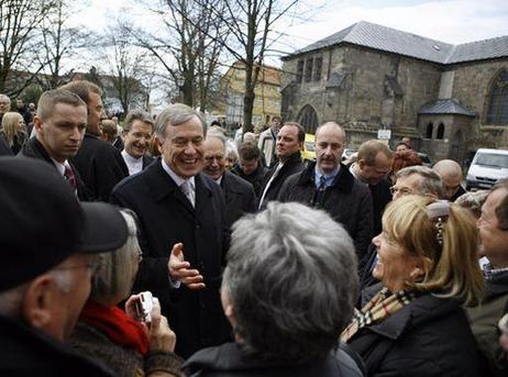 Bundespräsident Horst Köhler unterhält sich mit Bürgern