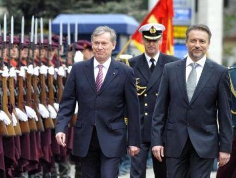 Der Bundespräsident und der mazedonische Präsident gehen auf dem roten Teppich an der Ehrenformation vorbei