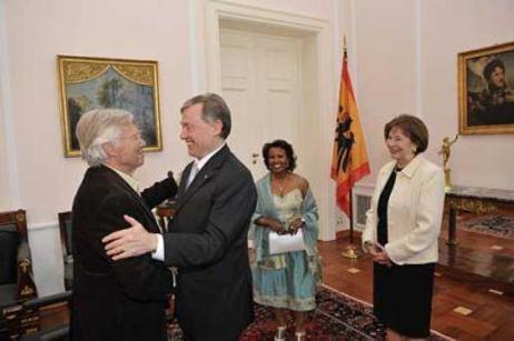 Der Bundespräsident und Karlheinz Böhm begrüßen sich, Frau Köhler und Frau Böhm stehen dahinter