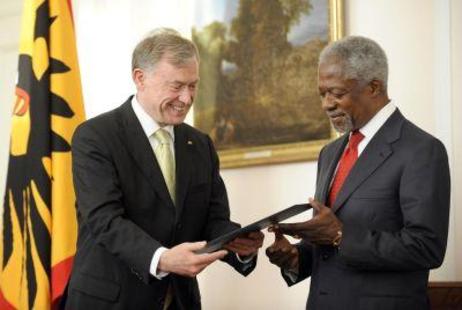 Bundespräsident Horst Köhler überreicht Kofi Annan eine Mappe