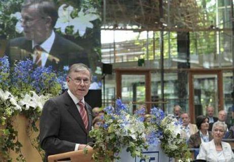 Bundespräsident Horst Köhler am Rednerpult, im Hintergrund eine Großbildleinwand