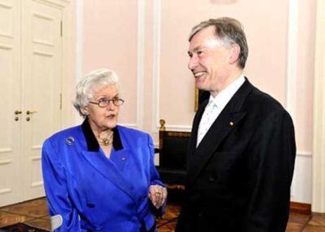 Bundespräsident Horst Köhler unterhält sich mit Hanna Renate Laurien