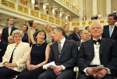 Der Bundespräsident und Frau Köhler sitzen in der ersten Reihe