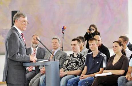 Der Bundespräsident am Rednerpult, vor ihm sitzen Schüler