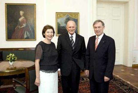 Gruppenbild mit Ehepaar Köhler und Helmut Geiger