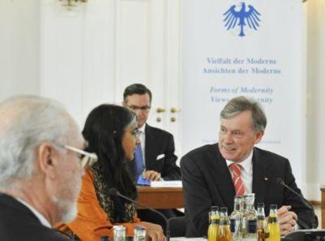 Bundespräsident Horst Köhler sitzt am Tisch mit anderen Personen