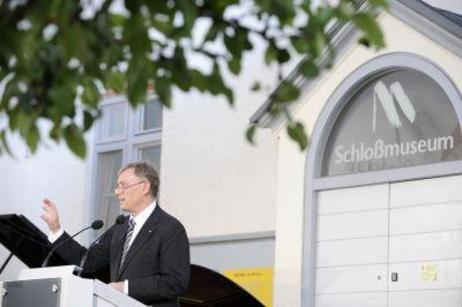 Bundespräsident Horst Köhler am Rednerpult vor dem Museum