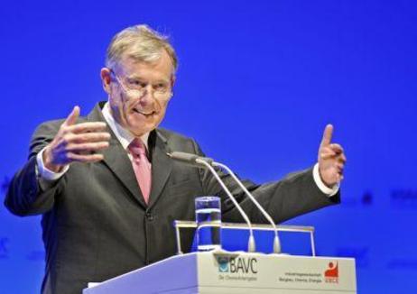 Bundespräsident Horst Köhler am Rednerpult vor blauem Hintergrund