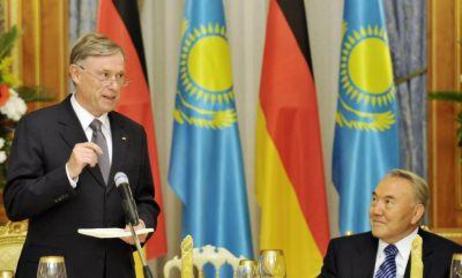 Der Bundespräsident steht hinter der Tafel am Mikrofon, neben ihm sitzt der kasachische Präsident, im Hintergrund stehen die Flaggen