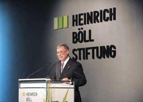 Bundespräsident Horst Köhler am Rednerpult, dahinter der Schriftzug "Heinrich-Böll-Stiftung"
